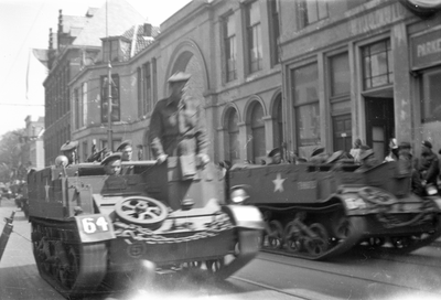 818823 Afbeelding van enkele Armoured Personnel Carriers (APC) van de 3rd Canadian Infantry Division tijdens de ...